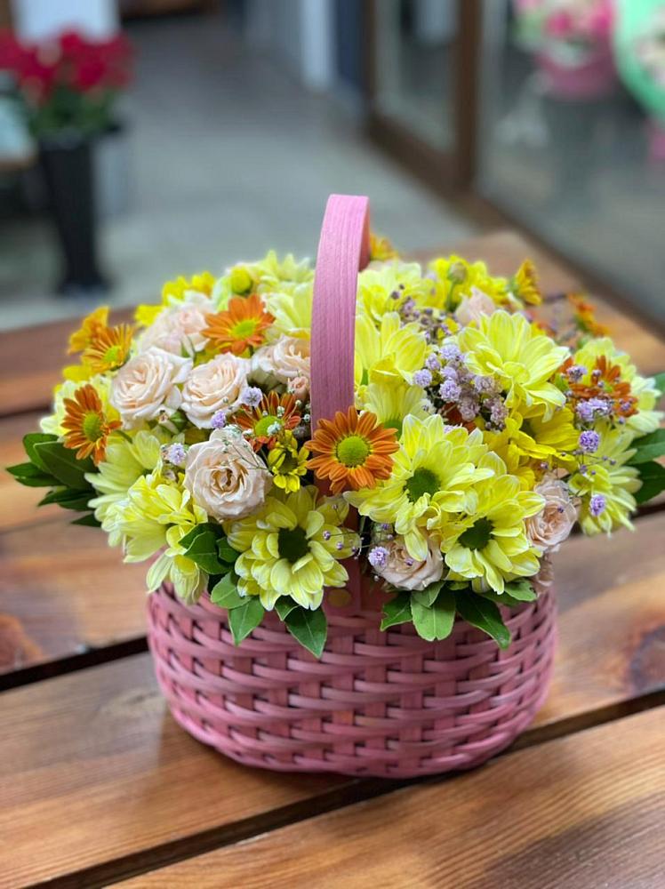 Цветочная композиция из Хризантемы и Розы в корзине в Николо-Варваринке