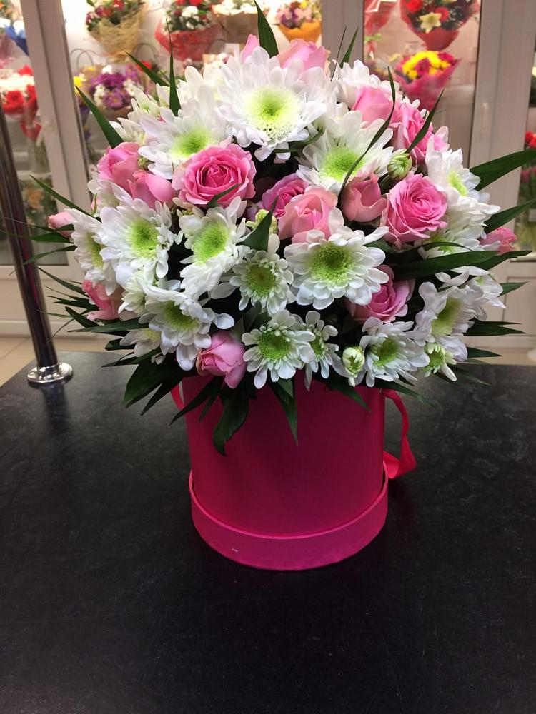 Цветочная композиция из Розы и Хризантемы в шляпной коробке в Николо-Варваринке