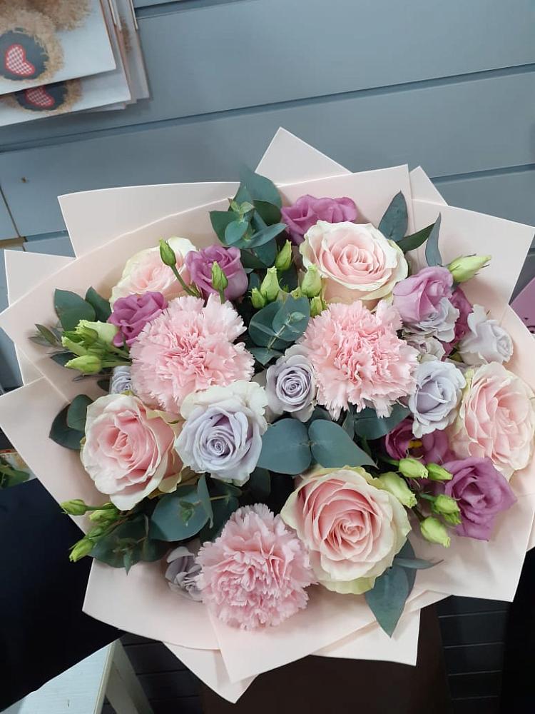 Букет цветов из: Розы, Гвоздики и Лизиантусы в Николо-Варваринке